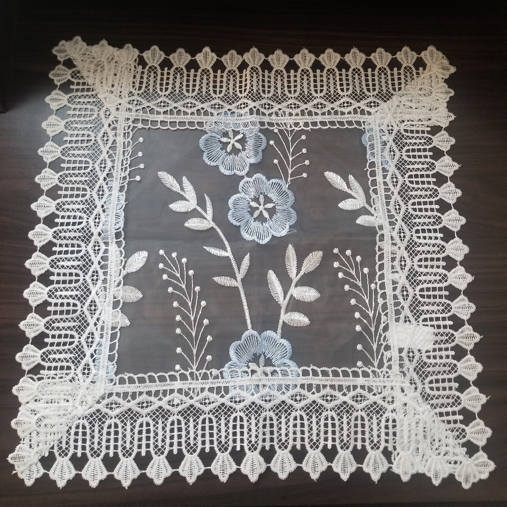 SMALL TABLECLOTH WITH LACE